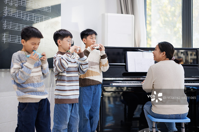 亚洲课外兴趣小组学习音乐图片素材