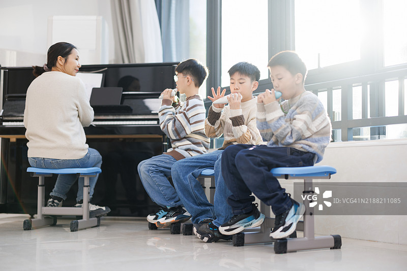 一群小学学生在音乐教室里学习图片素材