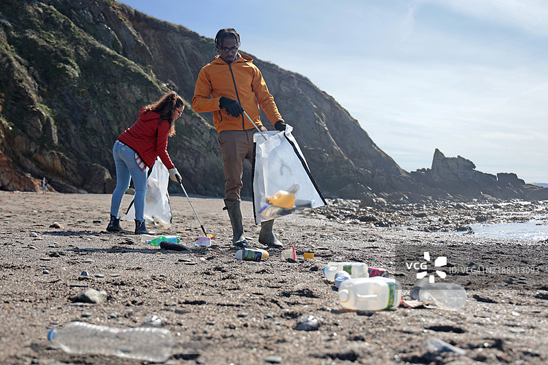 两个学生在捡垃圾图片素材