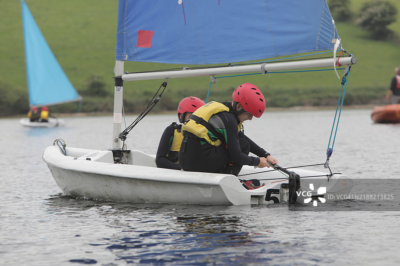 孩子们在湖上学习帆船图片素材