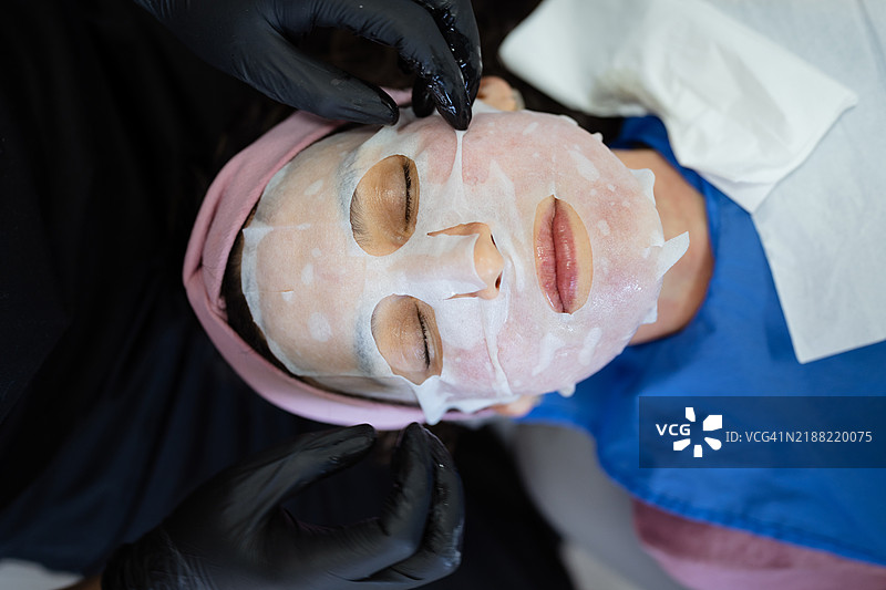 美容师为女性涂抹富血小板血浆面膜图片素材