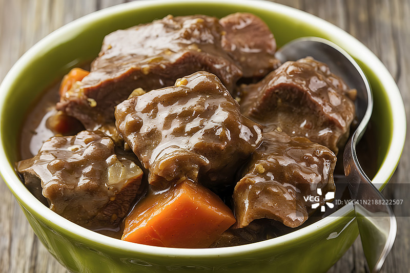 一锅肉炖菜，里面有块状的牛肉，裹着浓郁的肉汁。图片素材