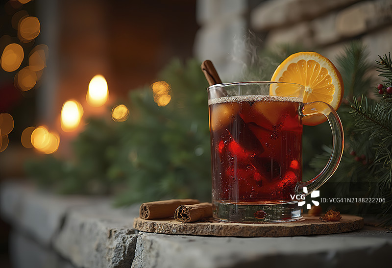 一杯热香料红酒，配有肉桂棒和橙片，背景温暖。图片素材
