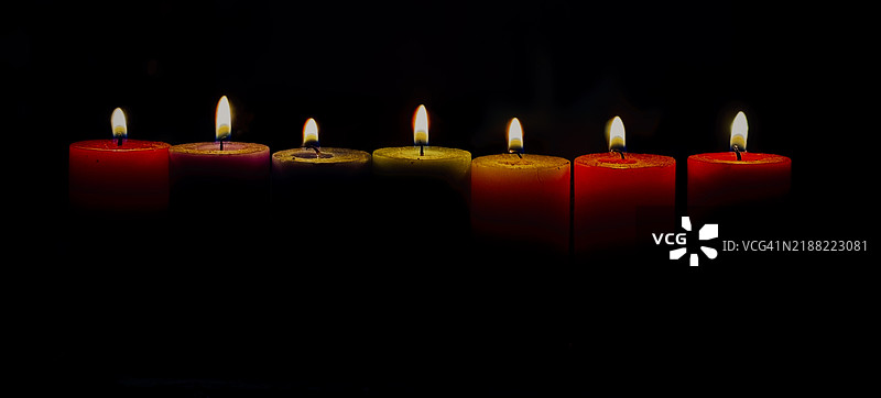 印度黑暗房间中点亮的蜡烛特写图片素材