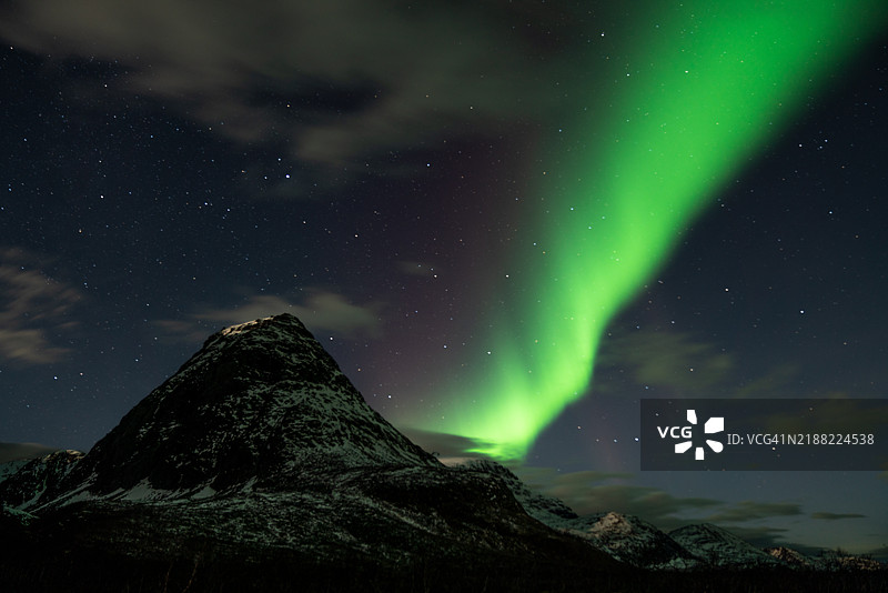 夜空下的山脉低角度视图图片素材