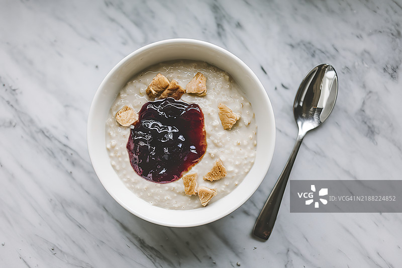 一碗配有果酱的粥图片素材