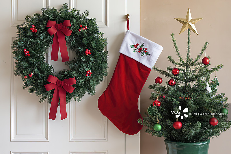 墙上挂着的圣诞装饰特写图片素材