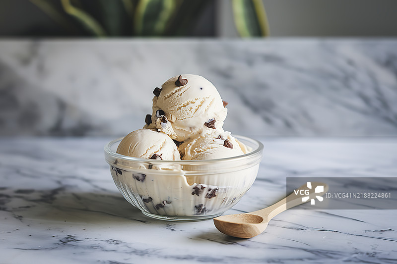 一碗带有巧克力碎片的轻盈冰淇淋照片图片素材