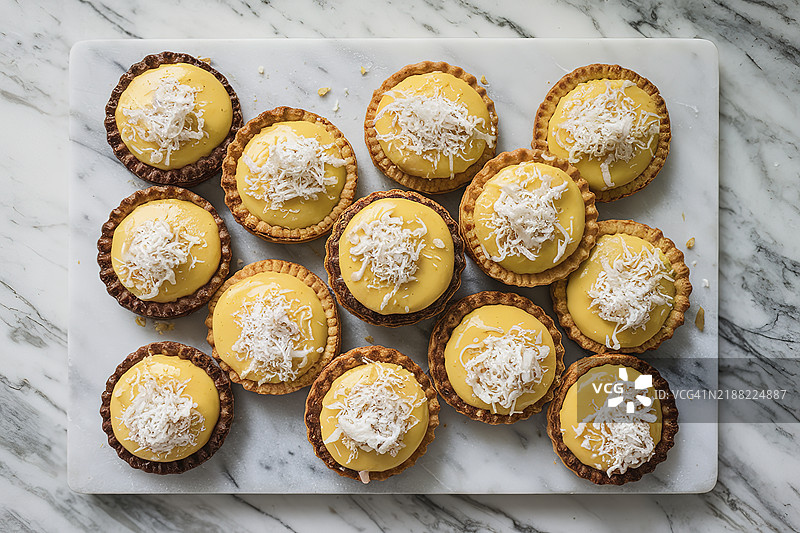 一个装满金黄色外壳烘焙糕点的托盘照片图片素材