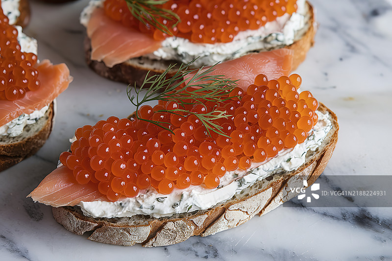 涂有香草奶酪和粉红色鱼子酱的面包片图片素材
