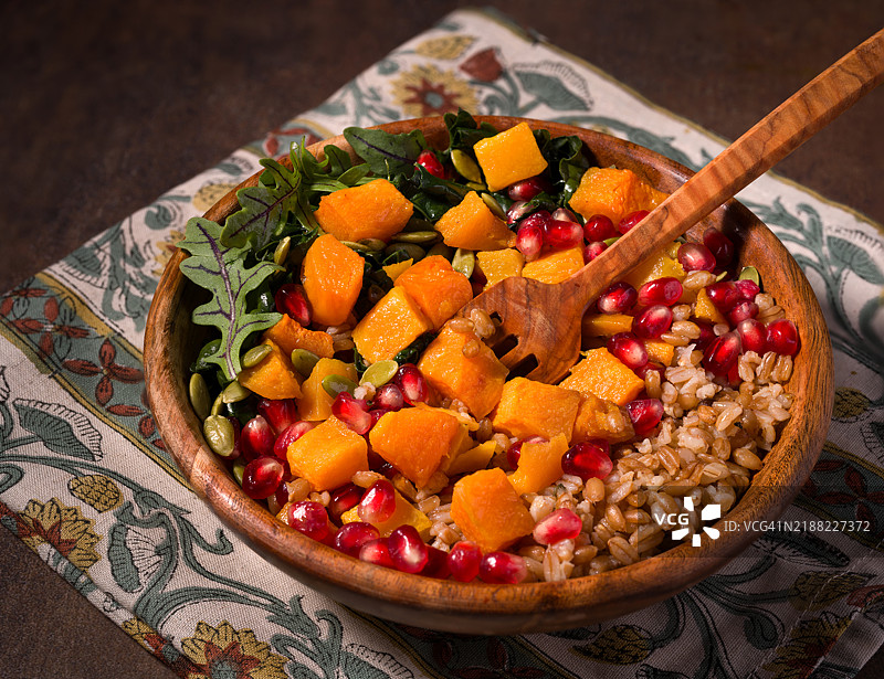 秋季沙拉，配有法罗小麦、南瓜、羽衣甘蓝和石榴籽，地中海饮食，弗吉尼亚州马纳萨斯，美国图片素材