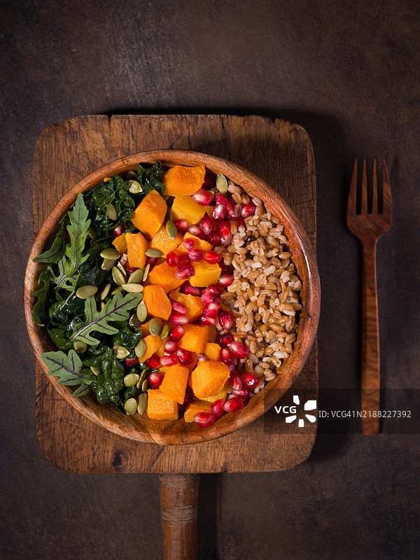 秋季沙拉，配有法罗小麦、南瓜、羽衣甘蓝和石榴籽，地中海饮食，弗吉尼亚州马纳萨斯，美国图片素材