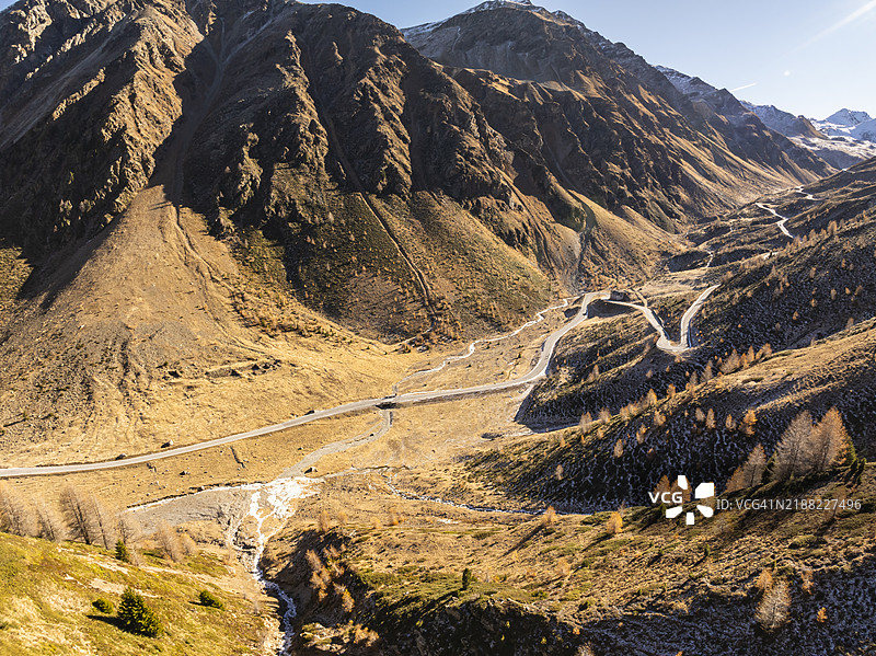 瑞士格劳宾登州翁布拉伊尔山口周围的秋季风景鸟瞰图图片素材