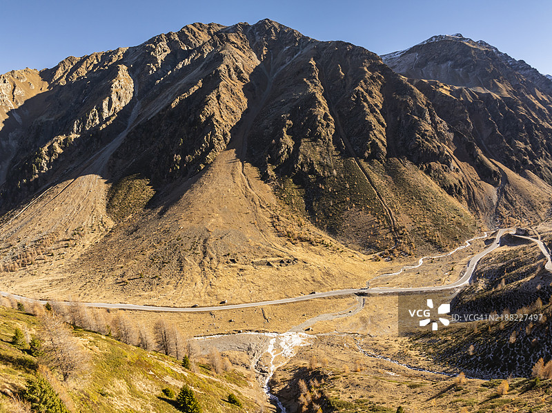 瑞士格劳宾登州翁布拉伊尔山口周围的秋季风景鸟瞰图图片素材