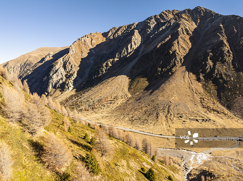 瑞士格劳宾登州翁布拉伊尔山口周围的秋季风景鸟瞰图图片素材