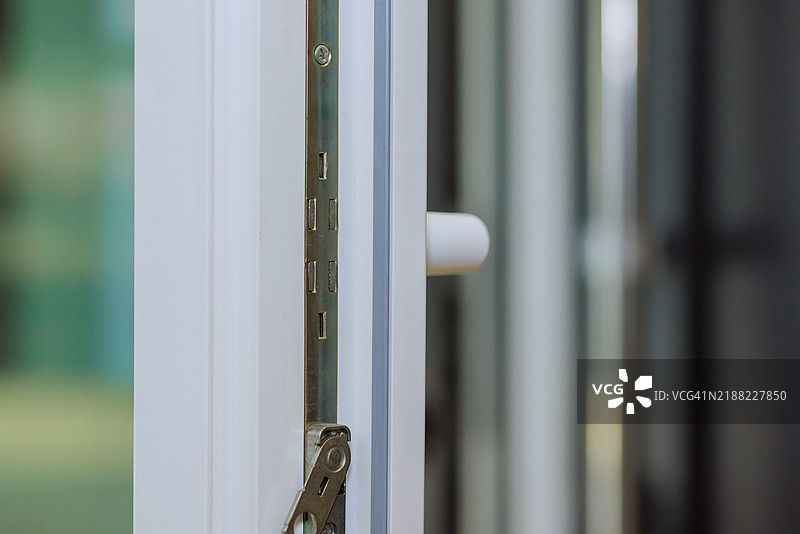 现代家居中门把手锁定机制的细节图片素材