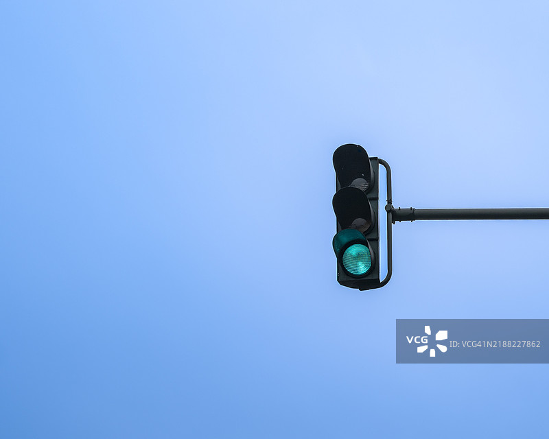 低角度视图的红绿灯与晴朗的蓝天，法兰克福，黑森州，德国图片素材