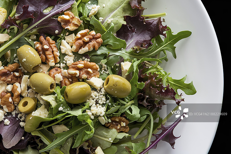 一盘混合绿叶沙拉的特写镜头图片素材