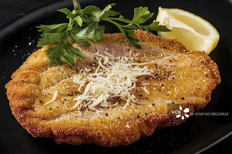 一张金棕色的脆皮猪排照片图片素材