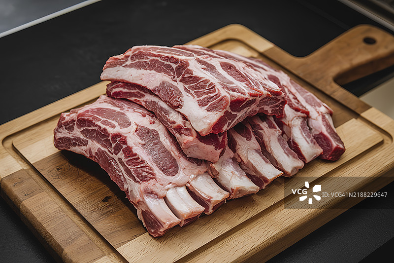 一张木砧板上的生肋排照片图片素材