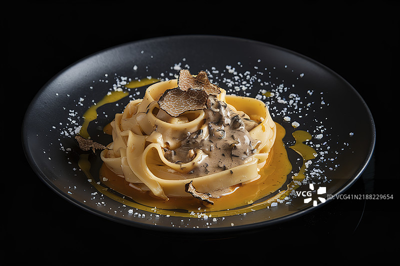 一盘自制的蛋面，配有松露酱，并淋上松露油。图片素材