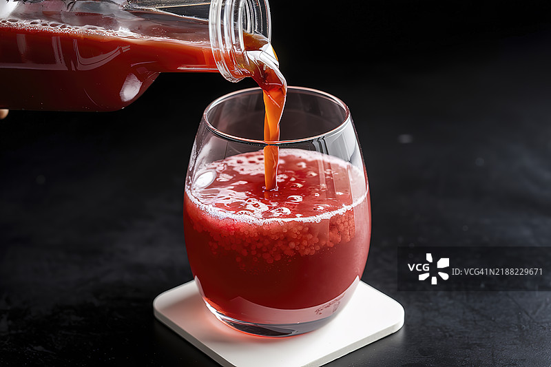 一杯草莓鸡尾酒或果汁倒入玻璃杯的电影镜头图片素材