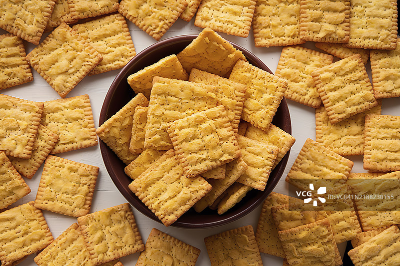 一碗装满方形黄色奶酪饼干的照片图片素材