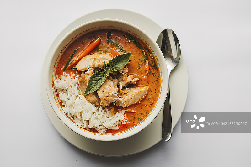 一碗配米饭的潘南咖喱鸡汤图片素材