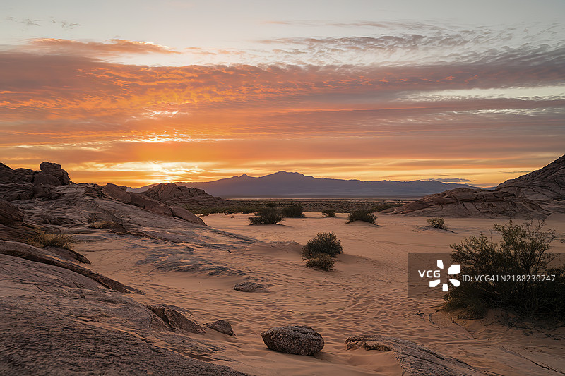 沙漠景观上的日出照片图片素材