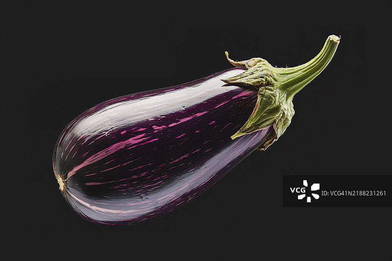 一个紫色的茄子孤立在黑色背景上图片素材
