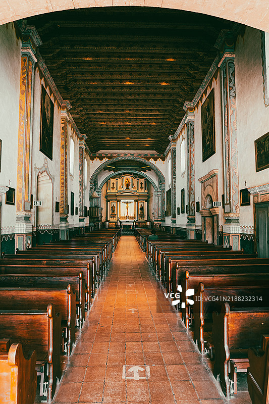 教堂里空荡荡的长椅图片素材
