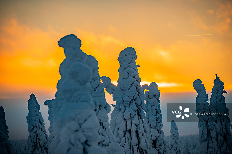 日落时分，低角度视野下的岩石与天空图片素材