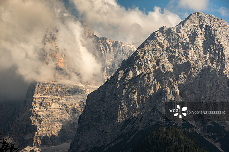 意大利平佐洛的山脉全景与天空相映成趣图片素材