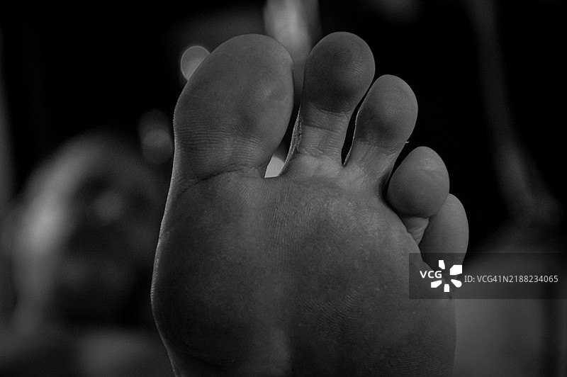 男子在沙发上放松脚部的特写，弗吉尼亚州诺福克，美国图片素材