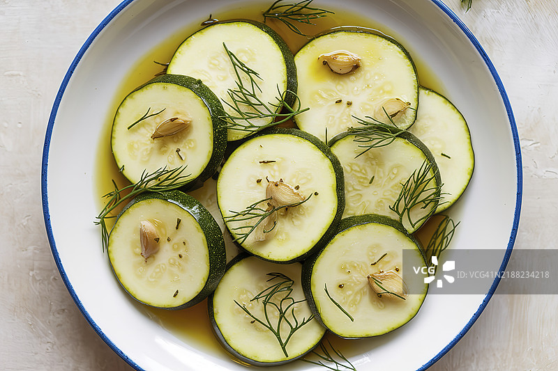 一盘腌制的蒜香莴苣配莳萝图片素材