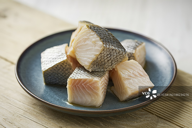 盘子上的鱼块，孤立在白色背景上图片素材