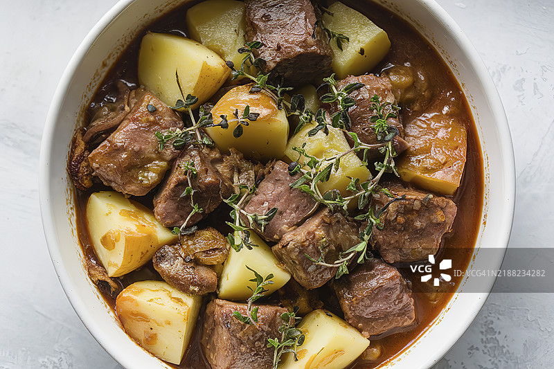 煮土豆和肉块在酱汁中图片素材