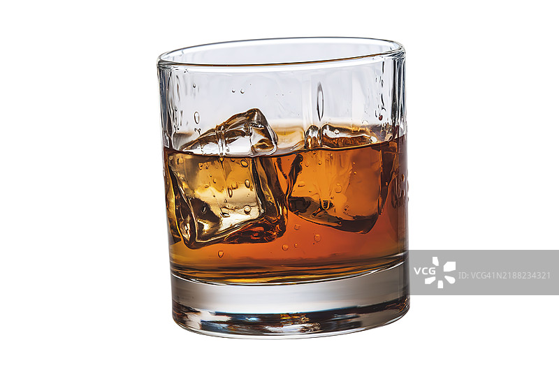 白色背景下的啤酒杯特写图片素材