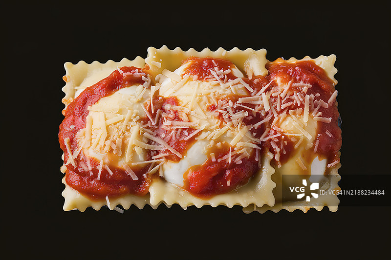 意大利饺子，内馅为马苏里拉奶酪、帕尔马奶酪和番茄酱图片素材