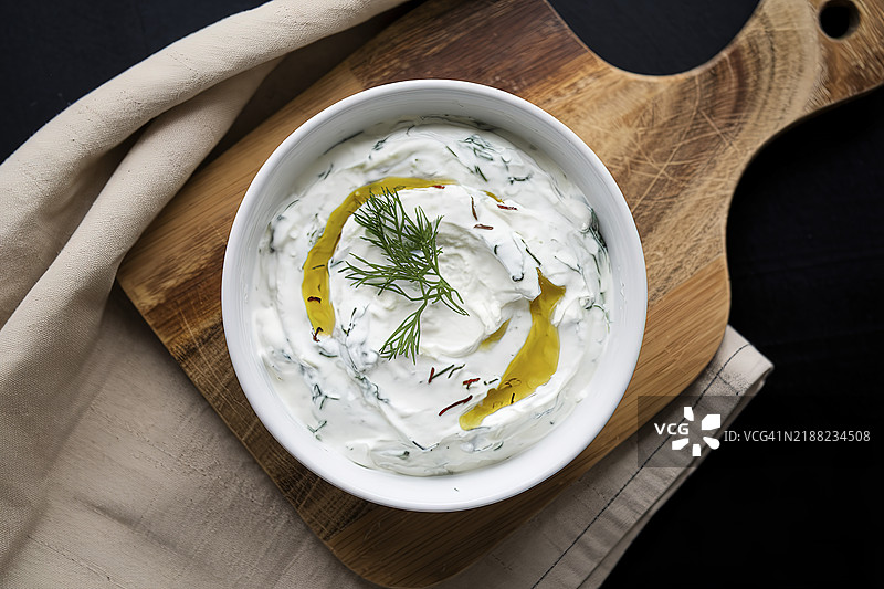 希腊风味的蘸酱或调味汁，酸奶黄瓜酱（Tzatziki）图片素材