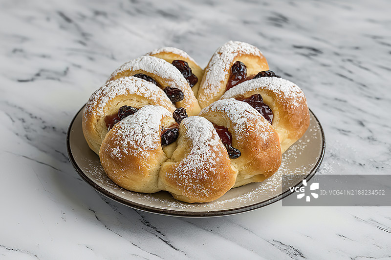 一款甜美的卷状面包，配有果酱、葡萄干和糖粉图片素材