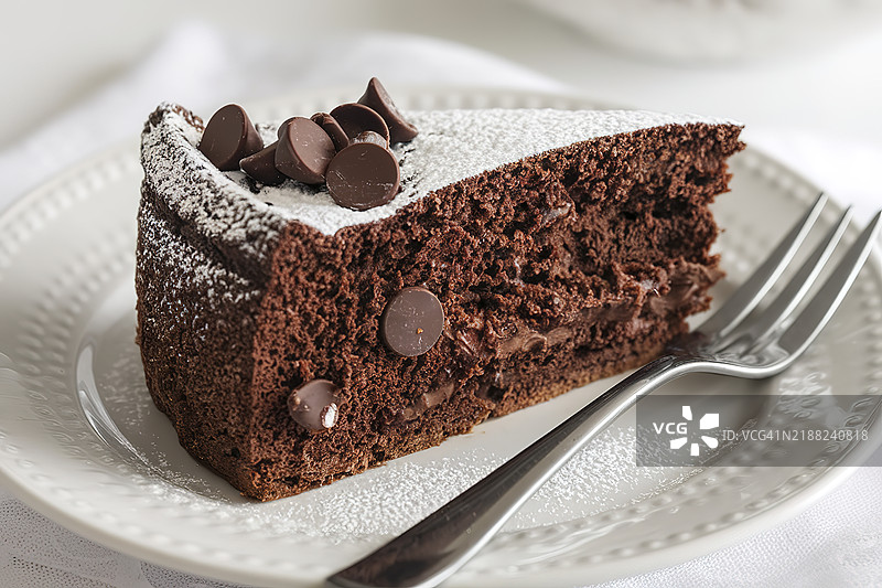 一片巧克力蛋糕孤立在白色背景上图片素材
