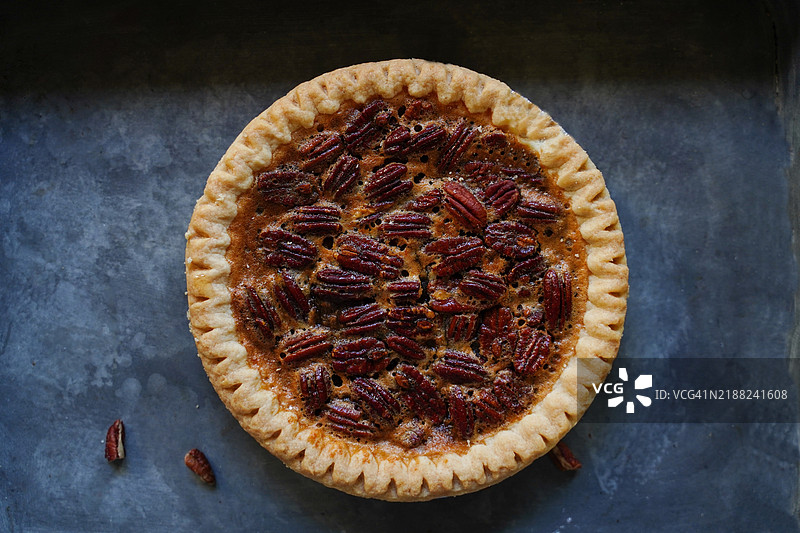 宾夕法尼亚州西切斯特市桌上的胡桃派俯视图图片素材