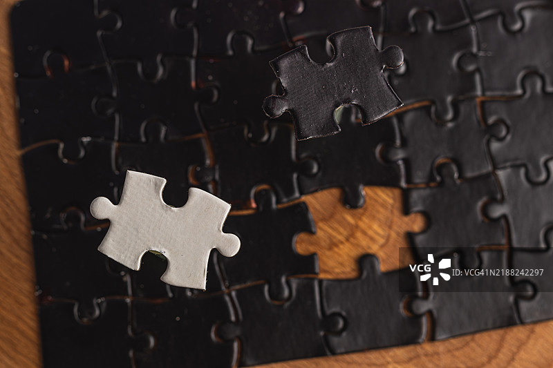 选择正确选项的概念图，使用黑白拼图。图片素材