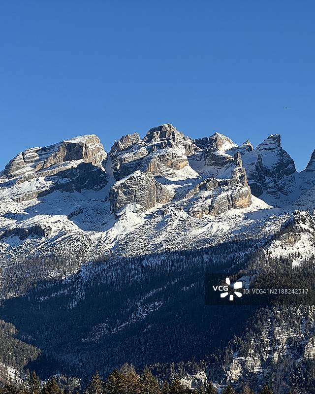 意大利平佐洛的雪山美景与湛蓝的天空图片素材