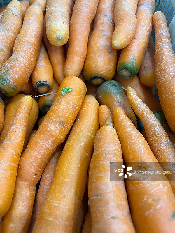 市场摊位上出售的胡萝卜特写镜头图片素材