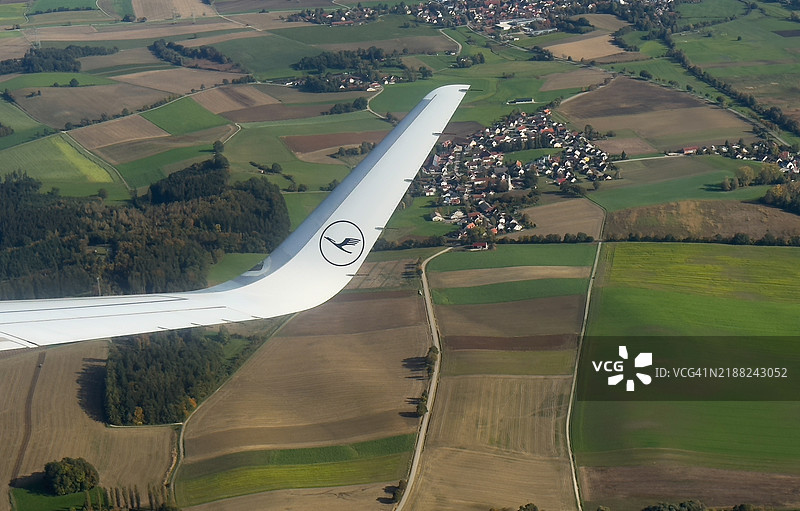 汉莎航空飞机的机翼与德国乡村背景相映成趣 – 股票照片图片素材