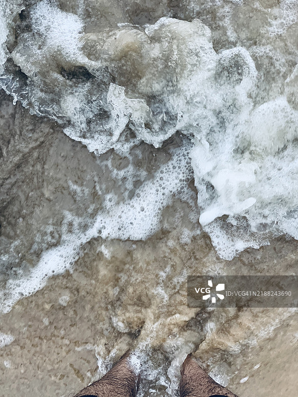 从空中俯瞰海浪涌向海岸，位于印度果阿的卡朗古特。图片素材