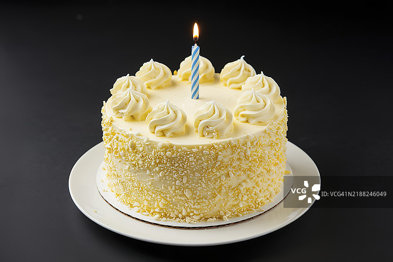 一款轻盈的黄奶油冰淇淋蛋糕图片素材