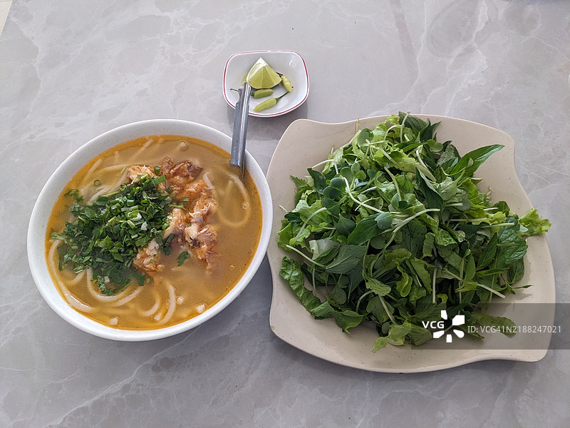 碗里的汤特写，放在桌子上，越南，嘉莱图片素材